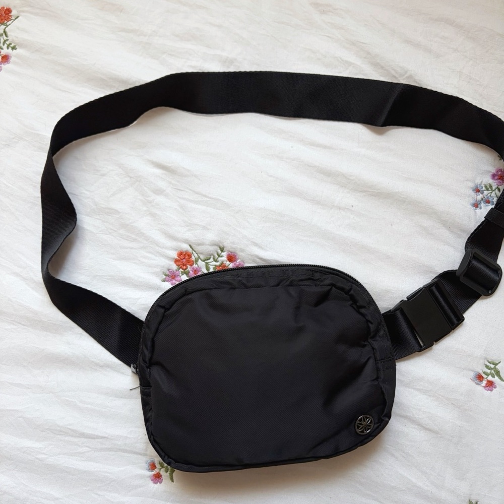 Women’s black nylon gym fanny pack